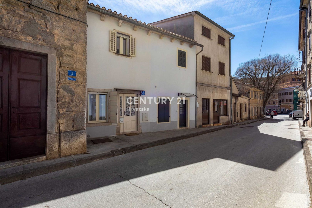 PAZIN, BELLISSIMA CASA CON UN BEL GIARDINO NEL CENTRO DELLA CITTÀ
