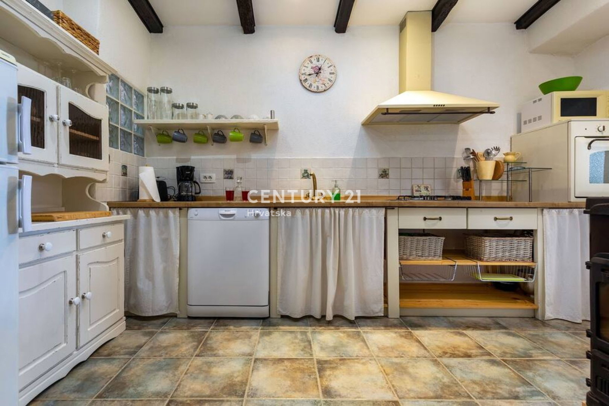 PAZIN, BELLISSIMA CASA CON UN BEL GIARDINO NEL CENTRO DELLA CITTÀ