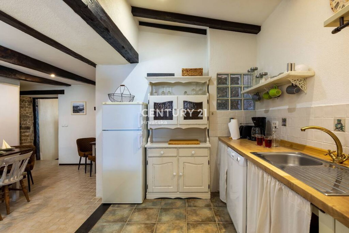 PAZIN, BELLISSIMA CASA CON UN BEL GIARDINO NEL CENTRO DELLA CITTÀ