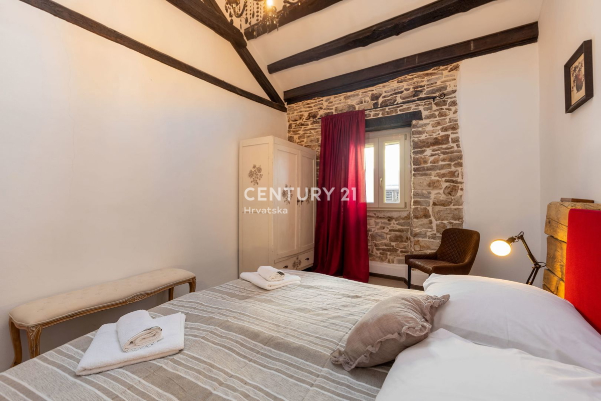 PAZIN, BELLISSIMA CASA CON UN BEL GIARDINO NEL CENTRO DELLA CITTÀ