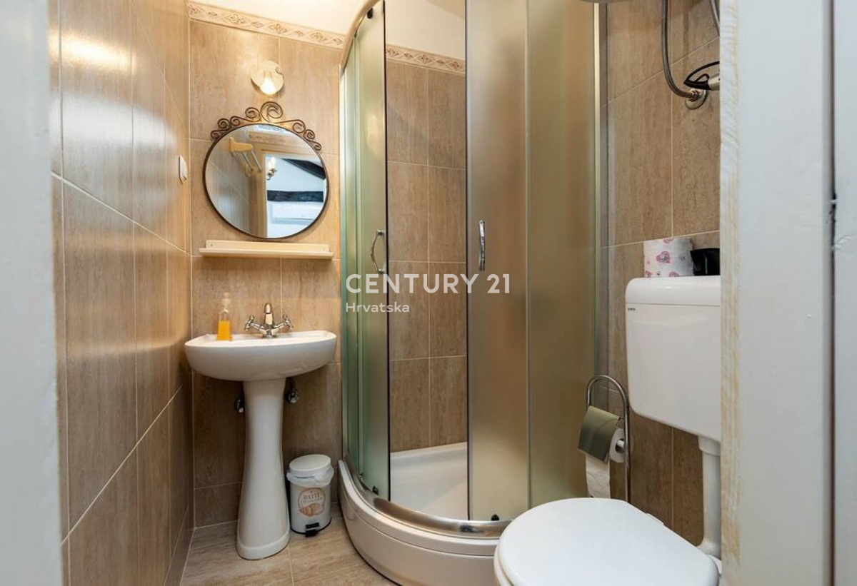 PAZIN, BELLISSIMA CASA CON UN BEL GIARDINO NEL CENTRO DELLA CITTÀ