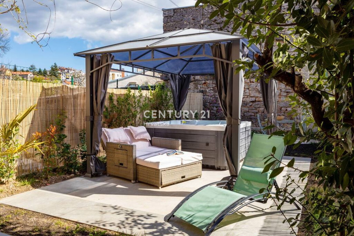 PAZIN, BELLISSIMA CASA CON UN BEL GIARDINO NEL CENTRO DELLA CITTÀ