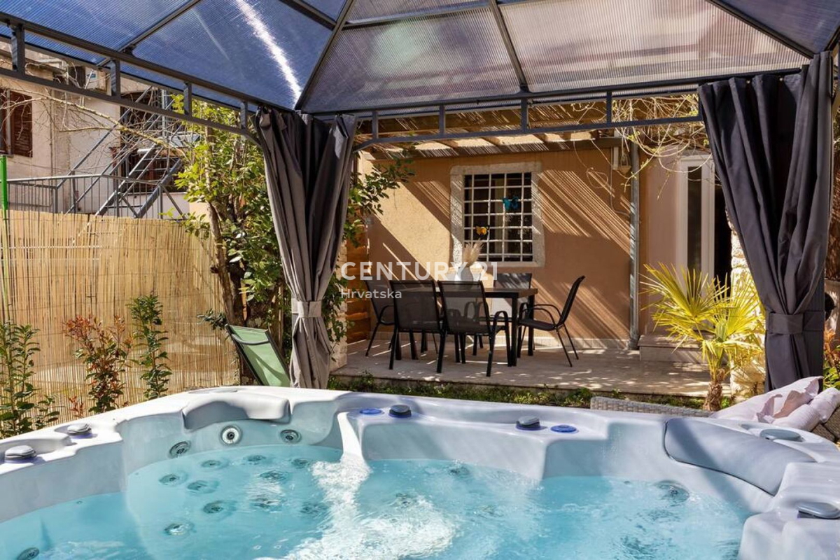 PAZIN, BELLISSIMA CASA CON UN BEL GIARDINO NEL CENTRO DELLA CITTÀ