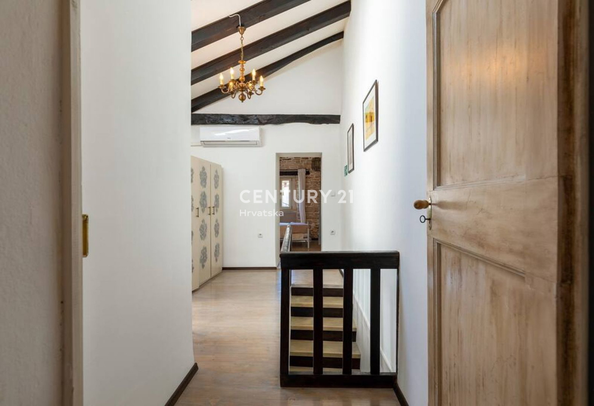 PAZIN, BELLISSIMA CASA CON UN BEL GIARDINO NEL CENTRO DELLA CITTÀ