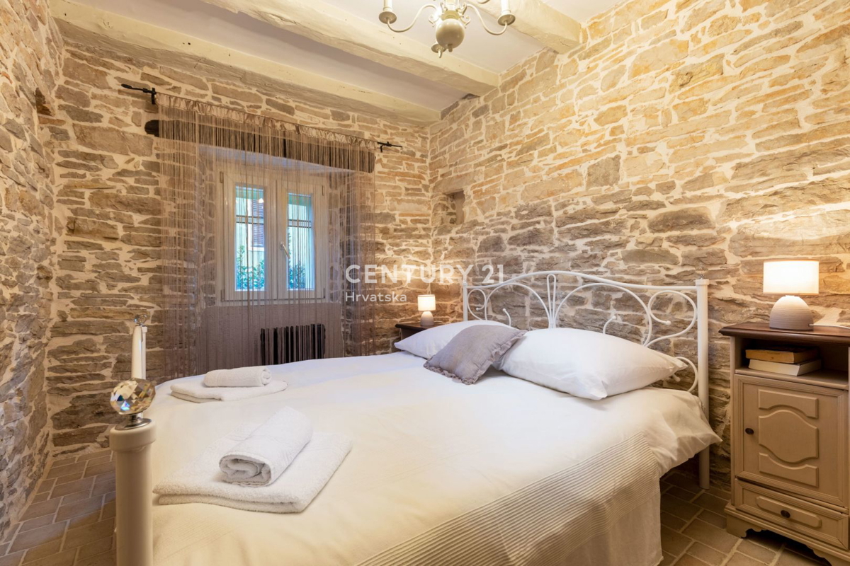 PAZIN, BELLISSIMA CASA CON UN BEL GIARDINO NEL CENTRO DELLA CITTÀ