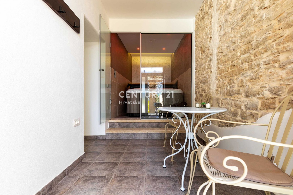 PAZIN, BELLISSIMA CASA CON UN BEL GIARDINO NEL CENTRO DELLA CITTÀ