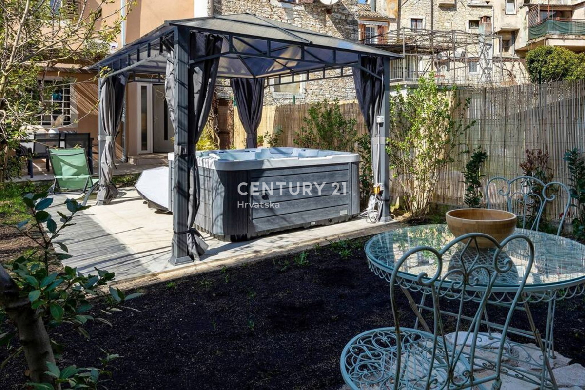PAZIN, BELLISSIMA CASA CON UN BEL GIARDINO NEL CENTRO DELLA CITTÀ