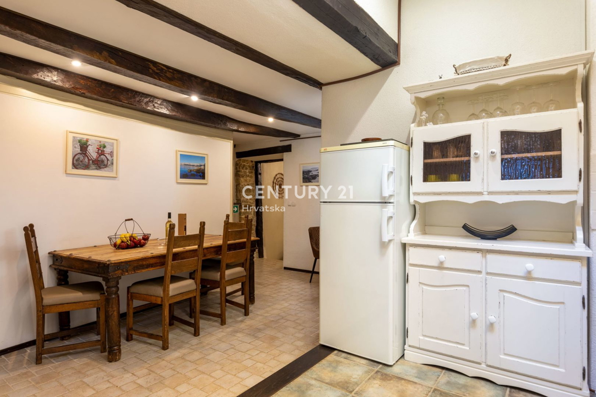 PAZIN, BELLISSIMA CASA CON UN BEL GIARDINO NEL CENTRO DELLA CITTÀ