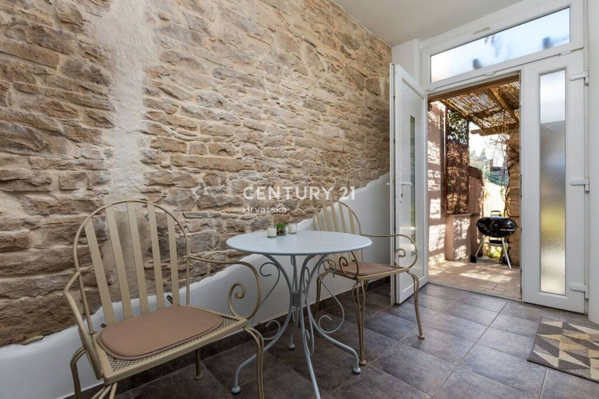 PAZIN, BELLISSIMA CASA CON UN BEL GIARDINO NEL CENTRO DELLA CITTÀ