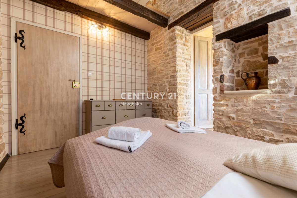 PAZIN, BELLISSIMA CASA CON UN BEL GIARDINO NEL CENTRO DELLA CITTÀ