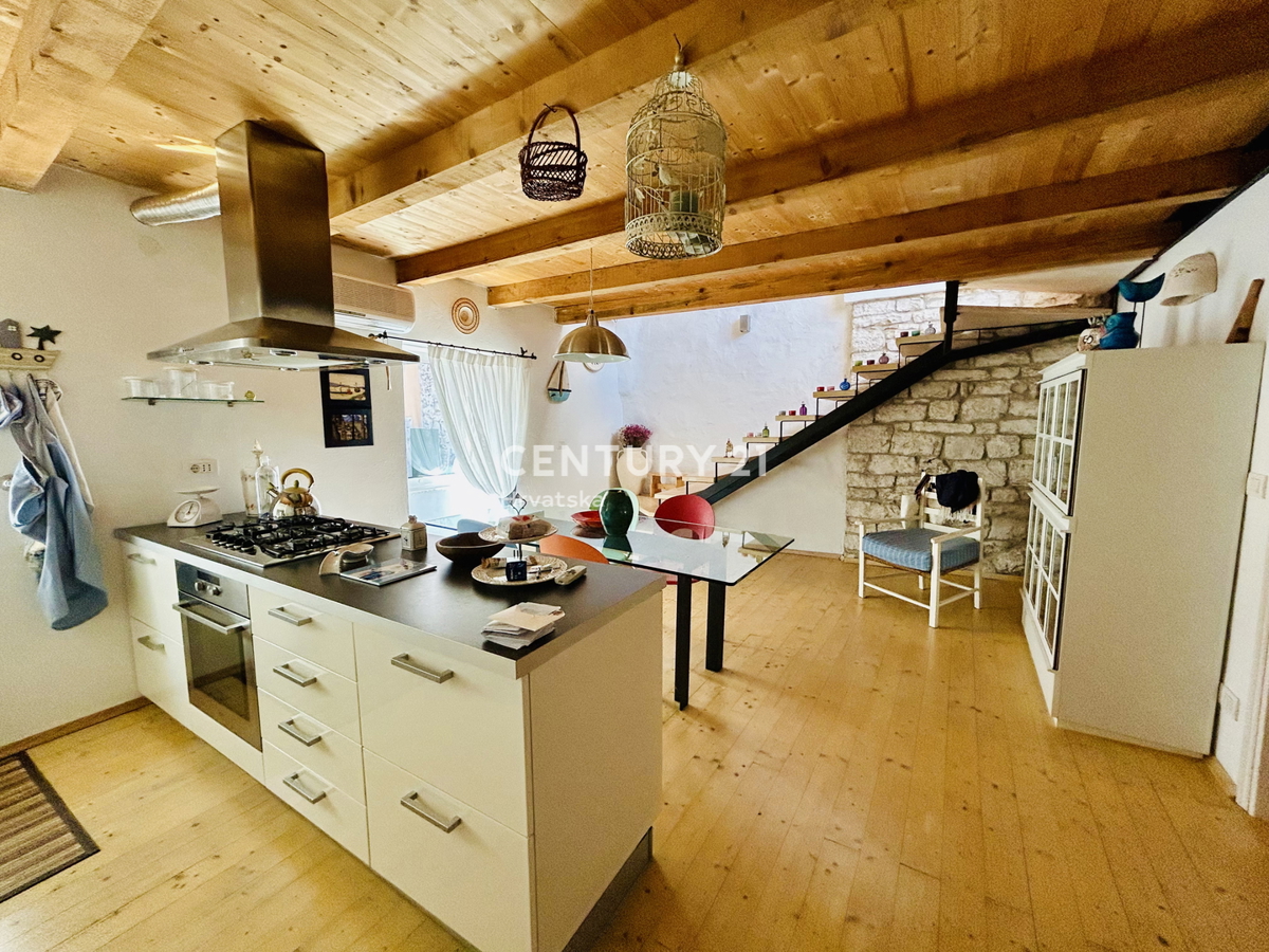 ROVIGNO, CENTRO, APPARTAMENTO RISTRUTTURATO IN OTTIMA POSIZIONE NEL CUORE DI ROVIGNO