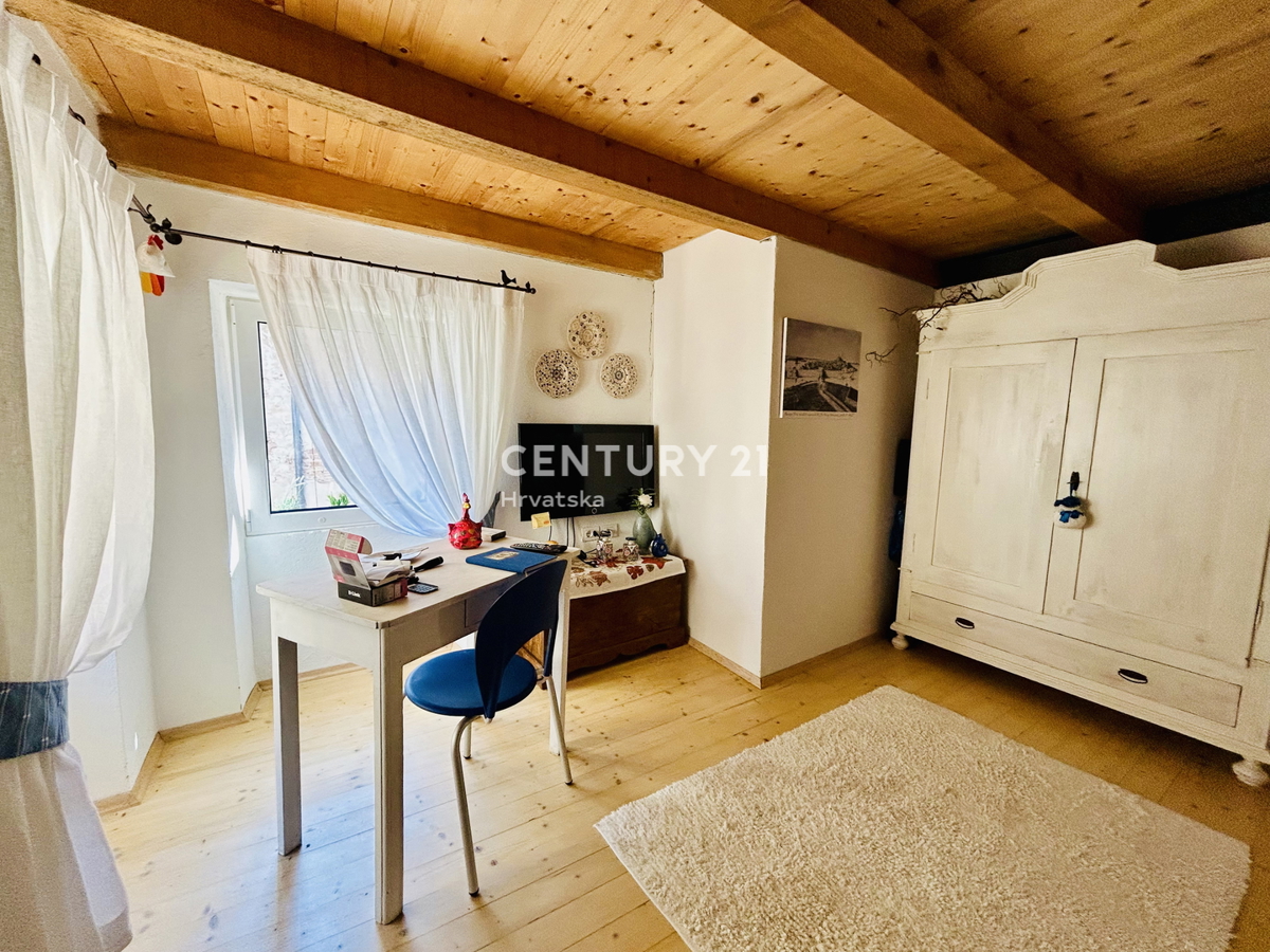 ROVIGNO, CENTRO, APPARTAMENTO RISTRUTTURATO IN OTTIMA POSIZIONE NEL CUORE DI ROVIGNO