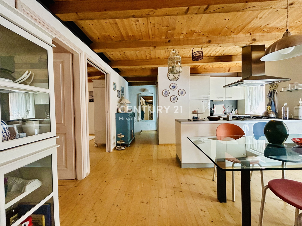 ROVIGNO, CENTRO, APPARTAMENTO RISTRUTTURATO IN OTTIMA POSIZIONE NEL CUORE DI ROVIGNO