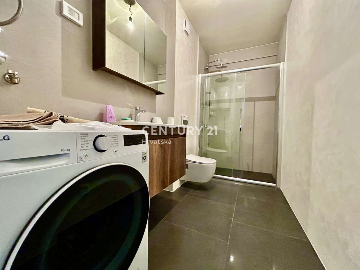 POREČ, APPARTAMENTO A SOLI 600 METRI DALLA SPIAGGIA E DAL MARE