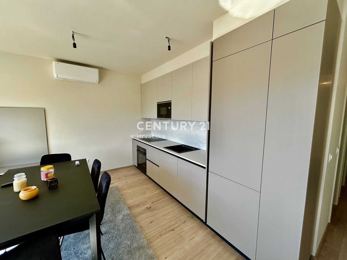 POREČ, APPARTAMENTO A SOLI 600 METRI DALLA SPIAGGIA E DAL MARE