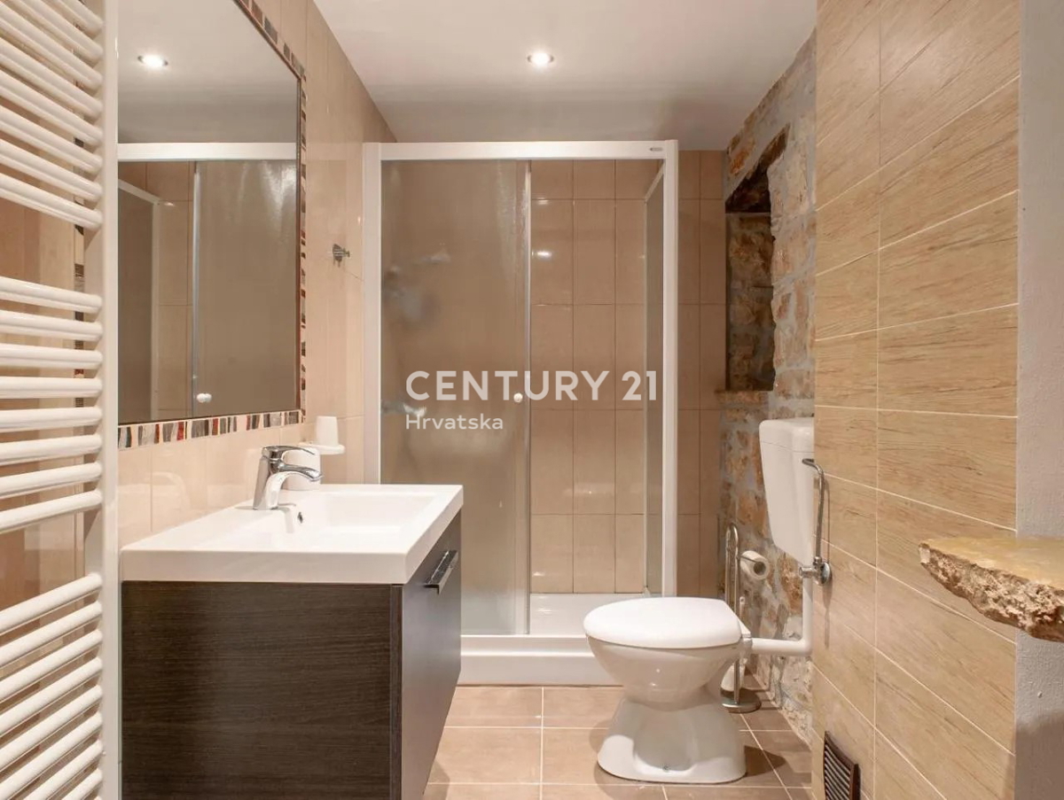 GRAČIŠĆE, VILLA IN PIETRA CON PISCINA NEL CUORE DELL’ISTRIA