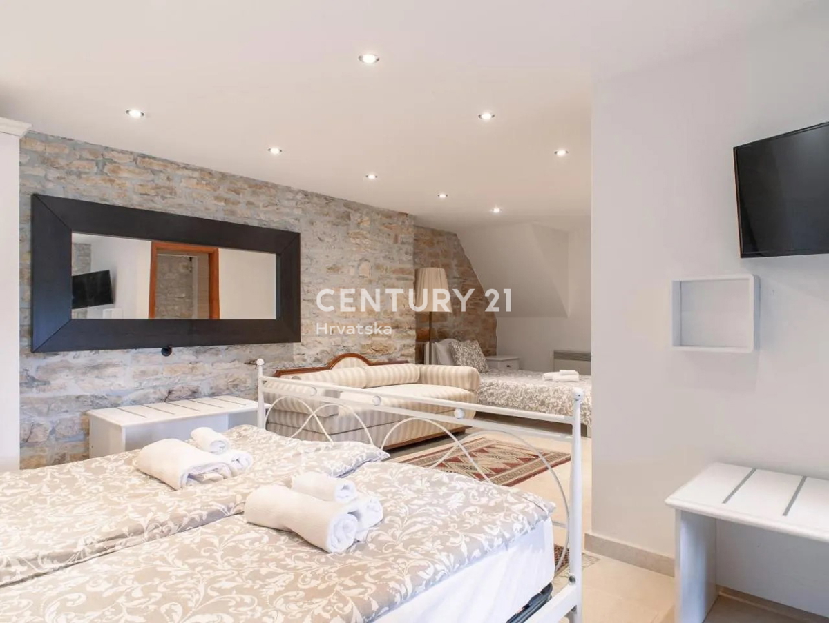 GRAČIŠĆE, VILLA IN PIETRA CON PISCINA NEL CUORE DELL’ISTRIA