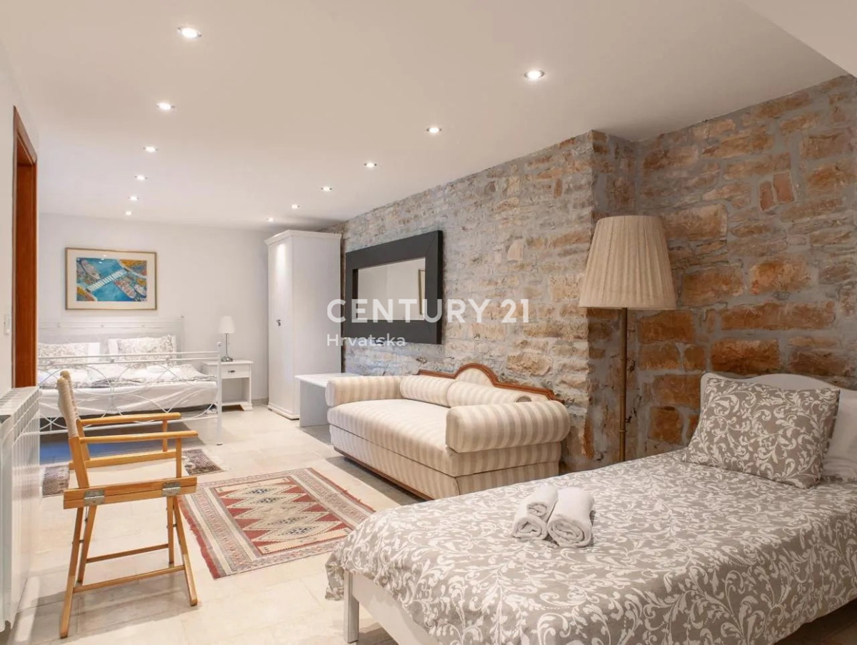 GRAČIŠĆE, VILLA IN PIETRA CON PISCINA NEL CUORE DELL’ISTRIA