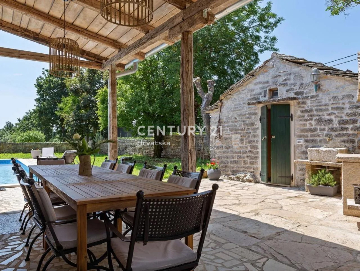 GRAČIŠĆE, VILLA IN PIETRA CON PISCINA NEL CUORE DELL’ISTRIA