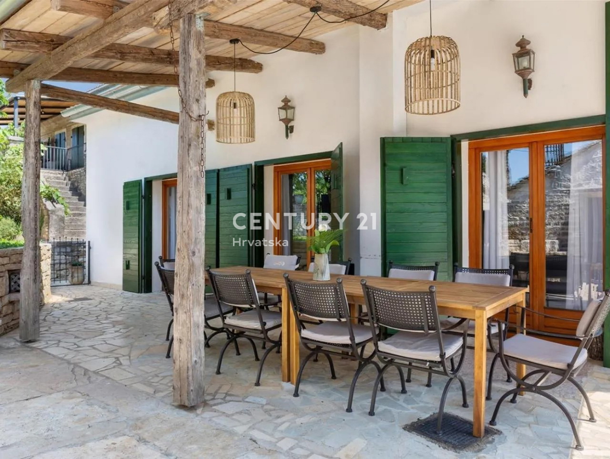 GRAČIŠĆE, VILLA IN PIETRA CON PISCINA NEL CUORE DELL’ISTRIA