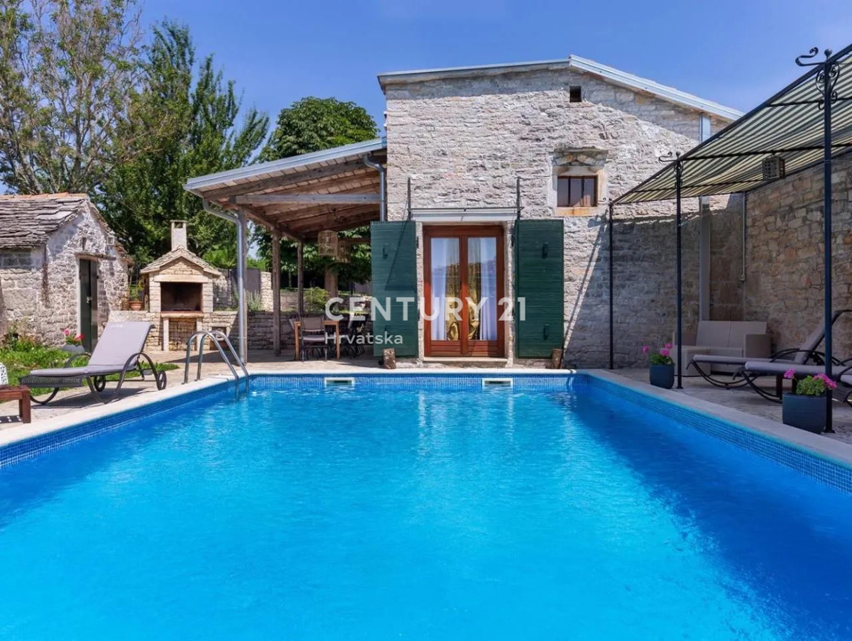 GRAČIŠĆE, VILLA IN PIETRA CON PISCINA NEL CUORE DELL’ISTRIA
