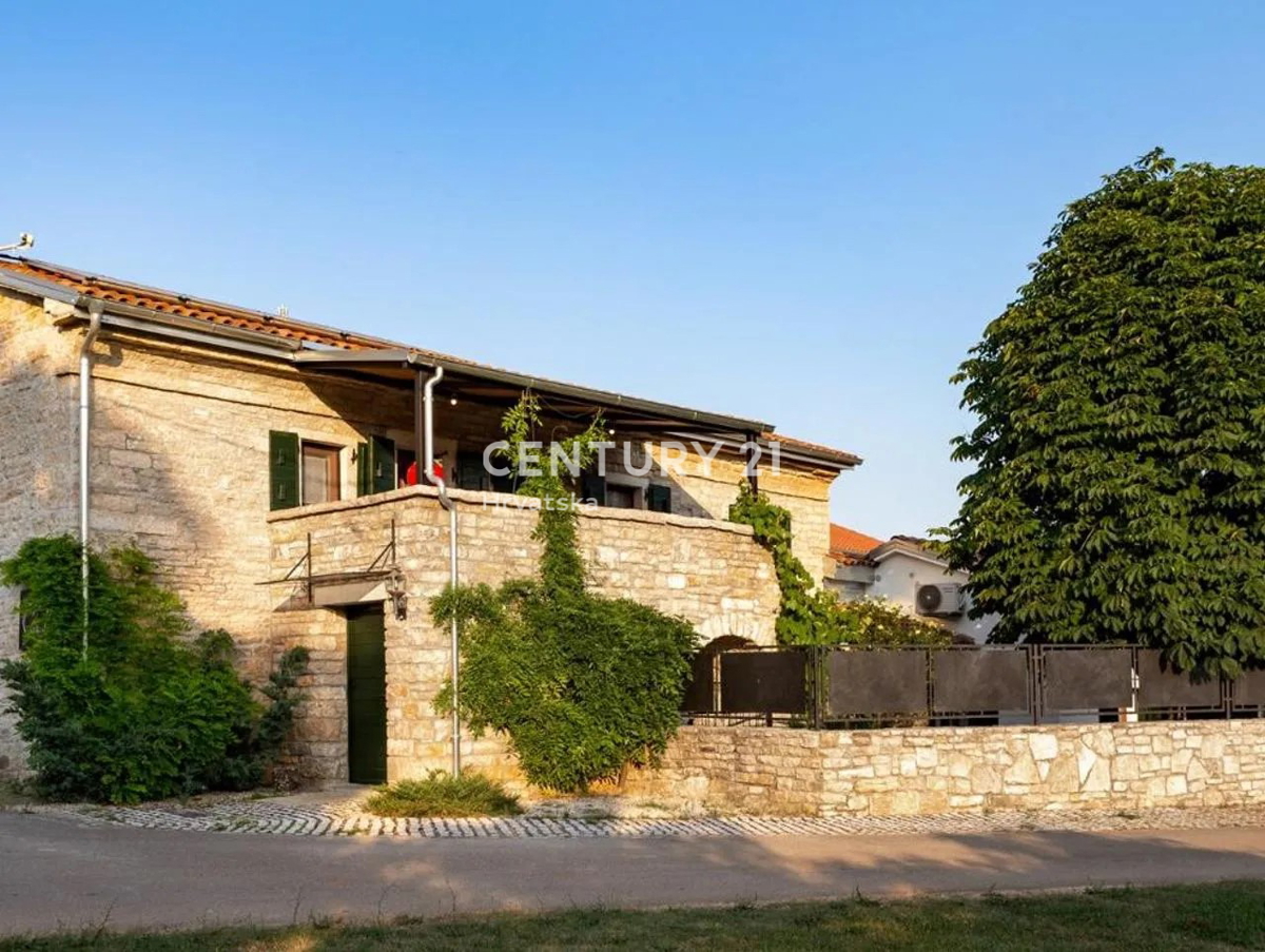 GRAČIŠĆE, VILLA IN PIETRA CON PISCINA NEL CUORE DELL’ISTRIA