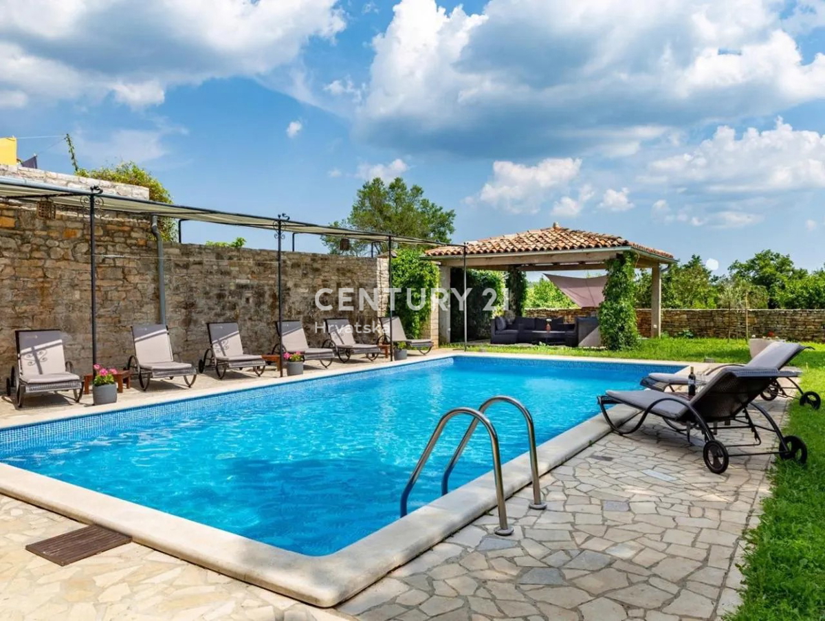 GRAČIŠĆE, VILLA IN PIETRA CON PISCINA NEL CUORE DELL’ISTRIA