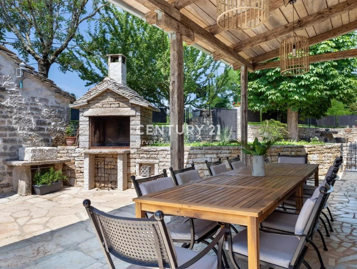 GRAČIŠĆE, VILLA IN PIETRA CON PISCINA NEL CUORE DELL’ISTRIA