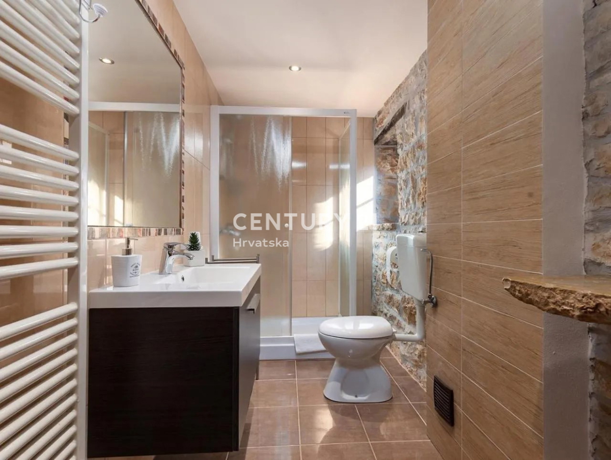 GRAČIŠĆE, VILLA IN PIETRA CON PISCINA NEL CUORE DELL’ISTRIA