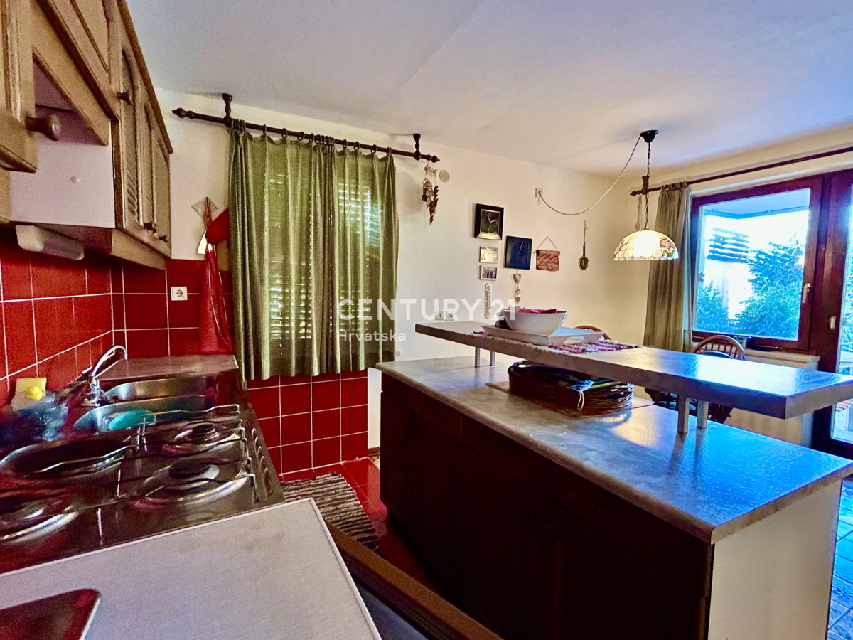 UMAG, ZONA LIMITROFA, VILLA CON AMPIO GIARDINO A SOLI 200 METRI DALLA SPIAGGIA