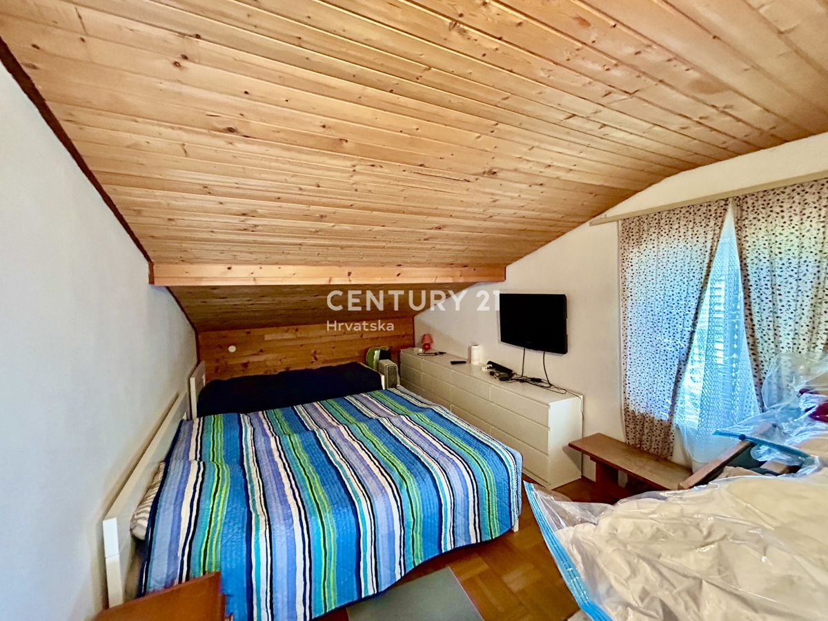 UMAG, ZONA LIMITROFA, VILLA CON AMPIO GIARDINO A SOLI 200 METRI DALLA SPIAGGIA