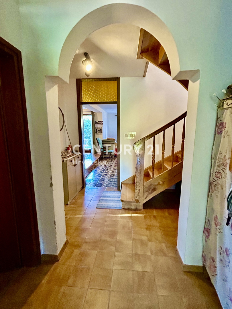 UMAG, ZONA LIMITROFA, VILLA CON AMPIO GIARDINO A SOLI 200 METRI DALLA SPIAGGIA