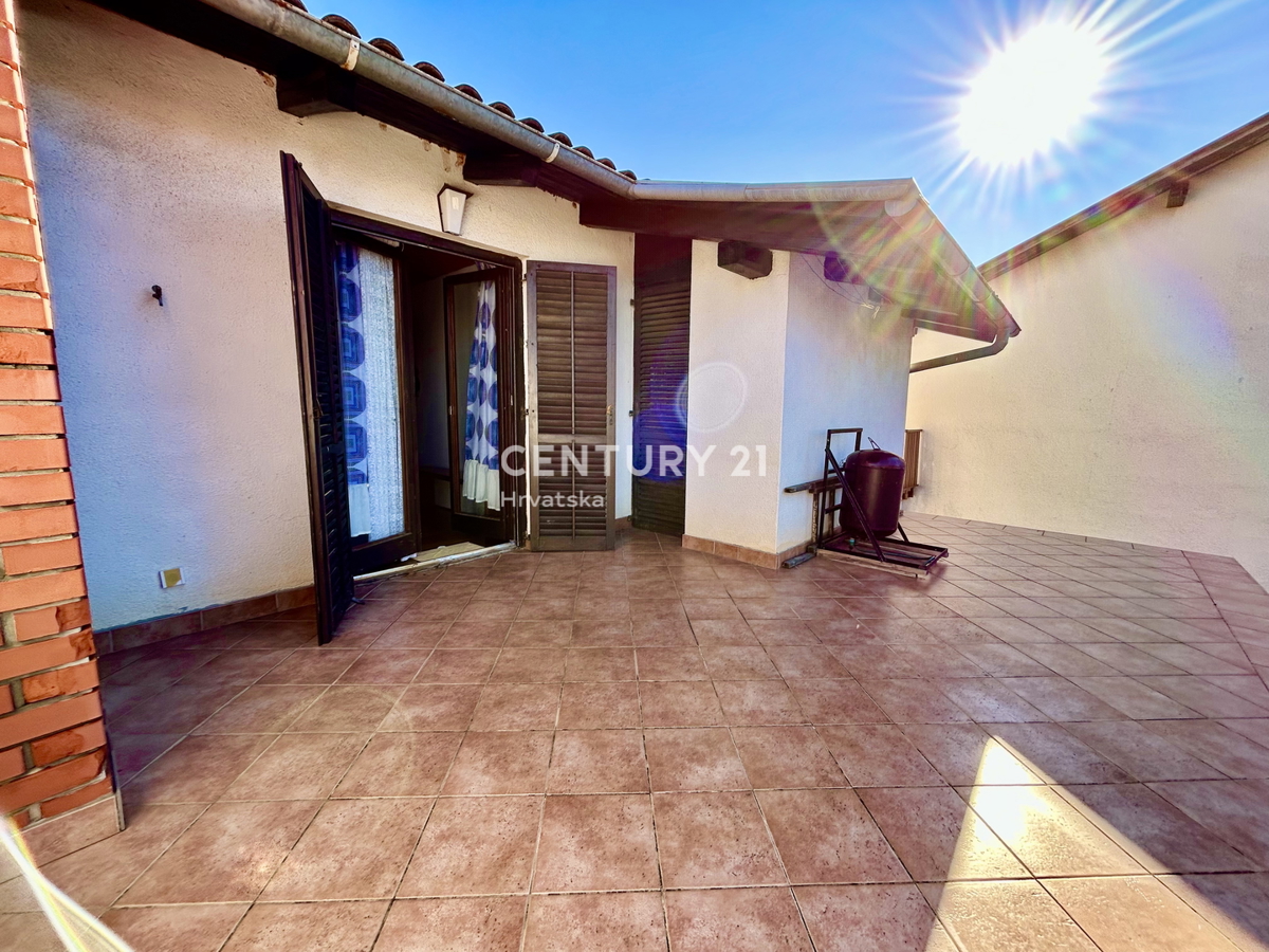 UMAG, ZONA LIMITROFA, VILLA CON AMPIO GIARDINO A SOLI 200 METRI DALLA SPIAGGIA