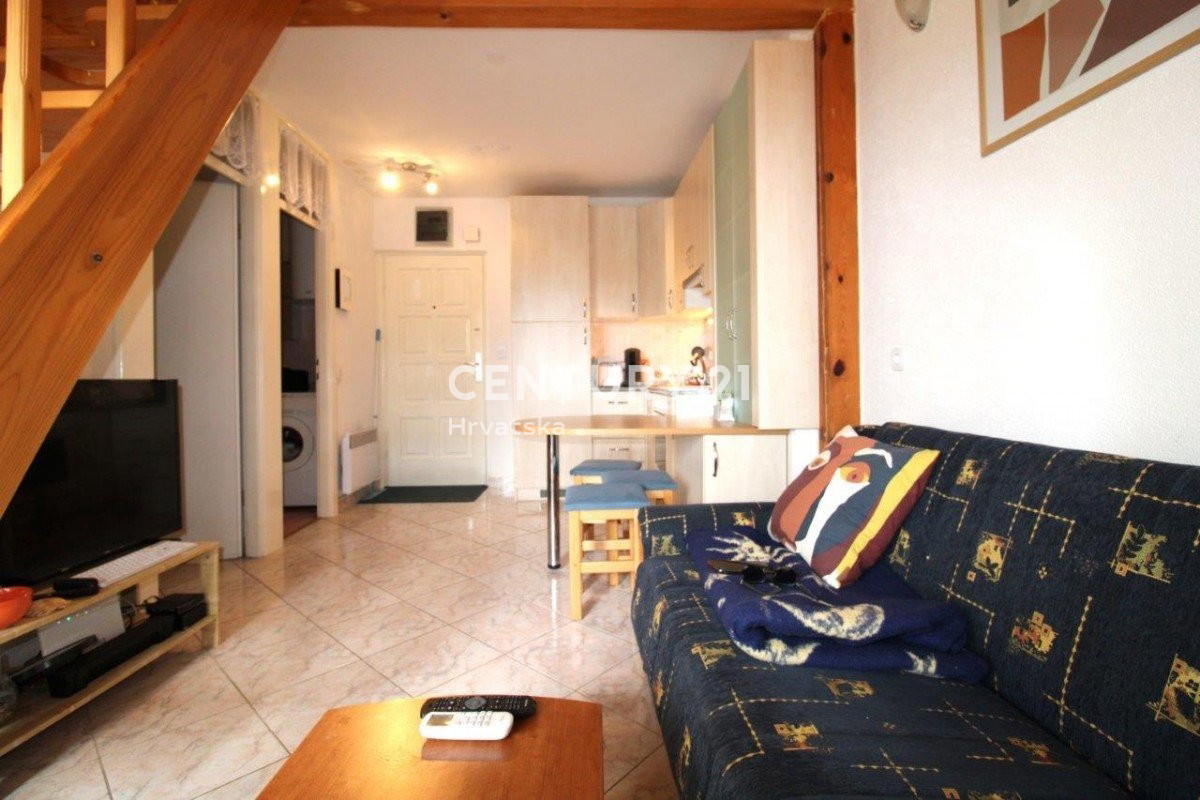 POREČ, APPARTAMENTO CON TRE CAMERE DA LETTO A SOLI 150 M DAL MARE