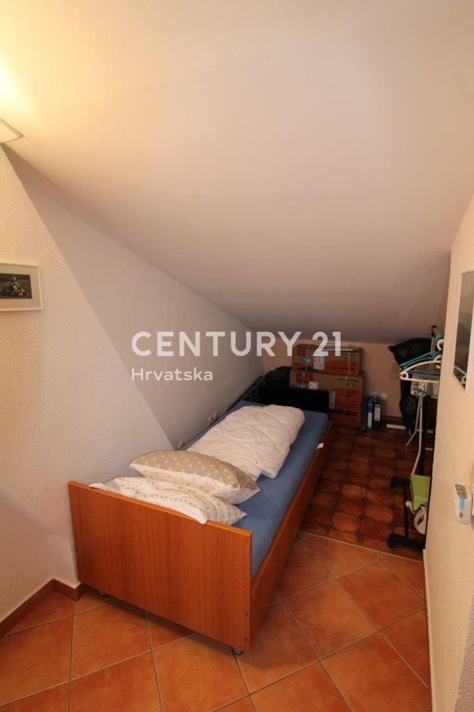 POREČ, APPARTAMENTO CON TRE CAMERE DA LETTO A SOLI 150 M DAL MARE