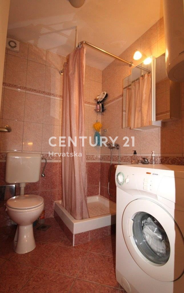 POREČ, APPARTAMENTO CON TRE CAMERE DA LETTO A SOLI 150 M DAL MARE