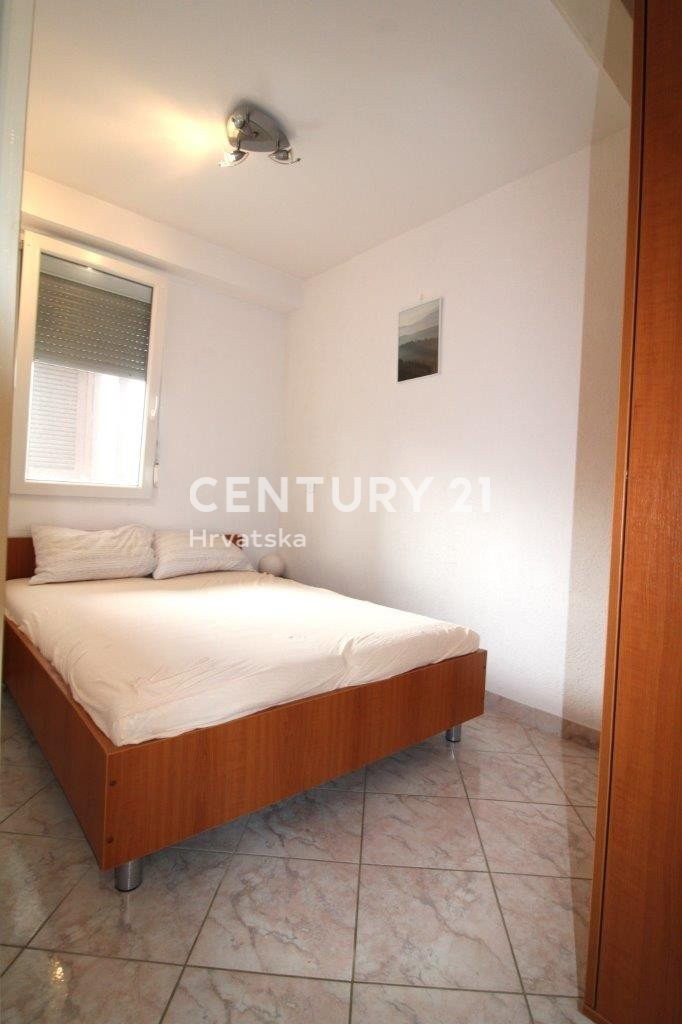 POREČ, APPARTAMENTO CON TRE CAMERE DA LETTO A SOLI 150 M DAL MARE