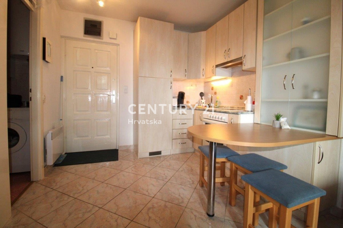 POREČ, APPARTAMENTO CON TRE CAMERE DA LETTO A SOLI 150 M DAL MARE