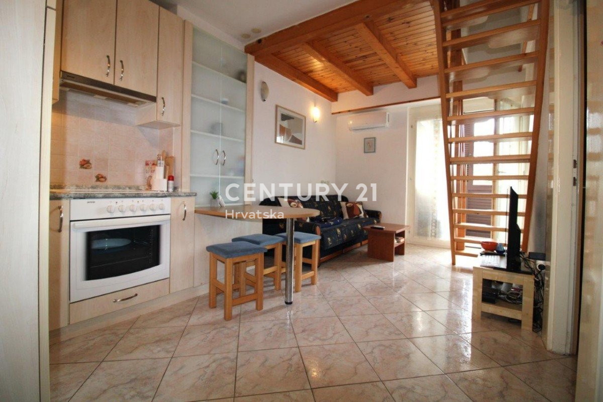 POREČ, APPARTAMENTO CON TRE CAMERE DA LETTO A SOLI 150 M DAL MARE