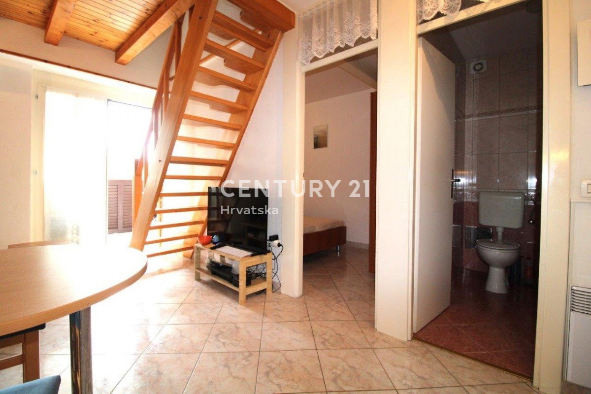 POREČ, APPARTAMENTO CON TRE CAMERE DA LETTO A SOLI 150 M DAL MARE