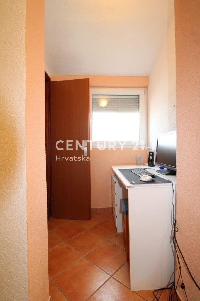 POREČ, APPARTAMENTO CON TRE CAMERE DA LETTO A SOLI 150 M DAL MARE