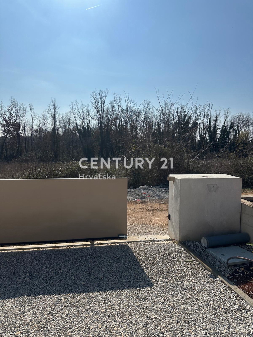 BADERNA, IN VENDITA SPLENDIDA NUOVA CASA AL PIANO TERRA CON PISCINA E VISTA SULLA NATURA