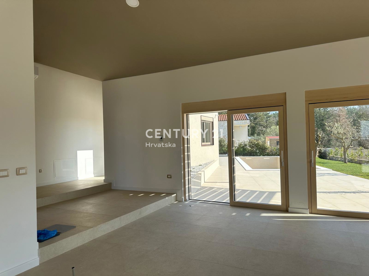 BADERNA, IN VENDITA SPLENDIDA NUOVA CASA AL PIANO TERRA CON PISCINA E VISTA SULLA NATURA