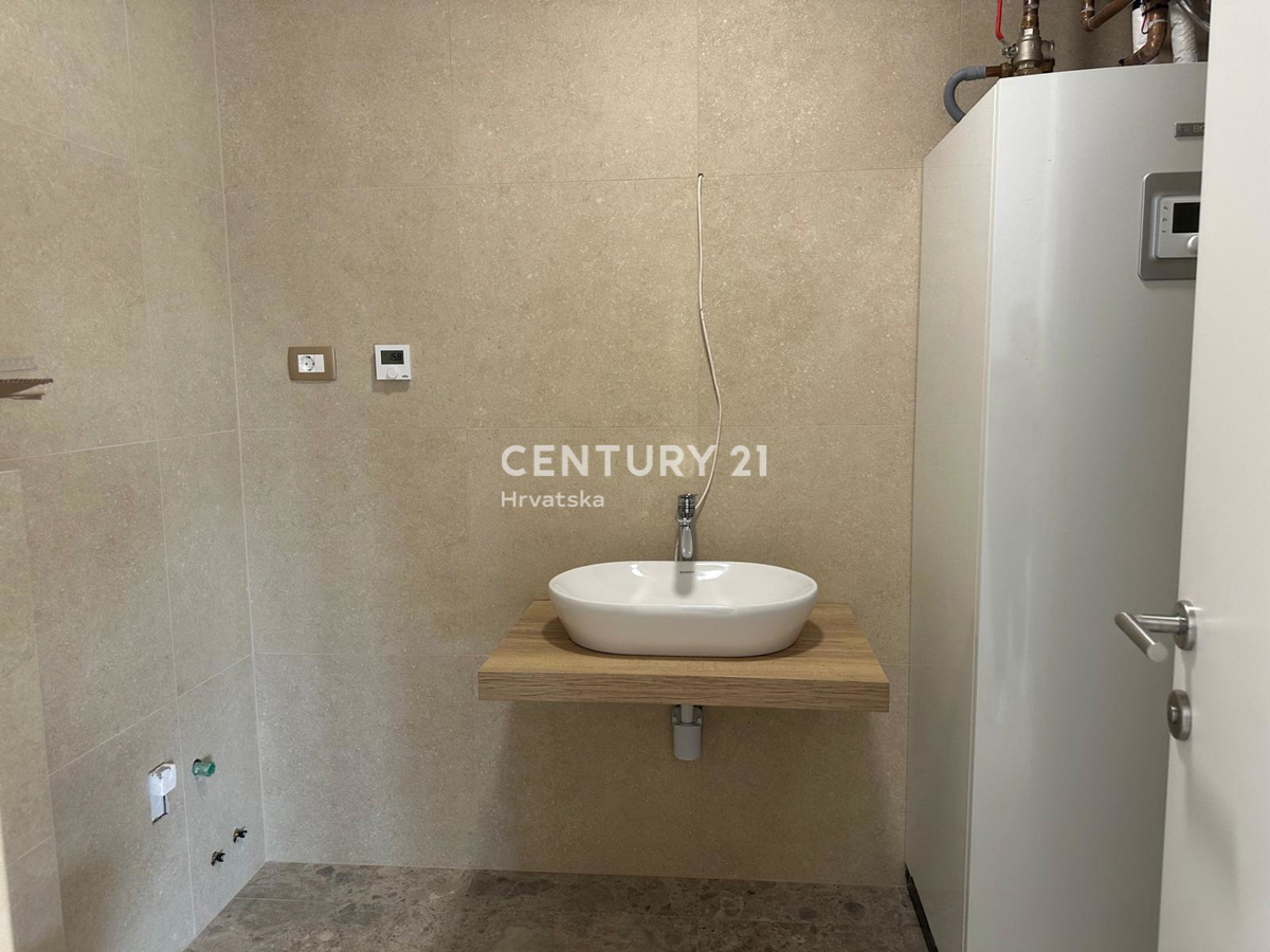 BADERNA, IN VENDITA SPLENDIDA NUOVA CASA AL PIANO TERRA CON PISCINA E VISTA SULLA NATURA