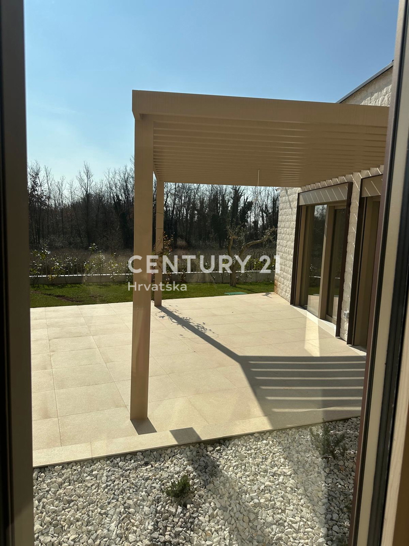 BADERNA, IN VENDITA SPLENDIDA NUOVA CASA AL PIANO TERRA CON PISCINA E VISTA SULLA NATURA