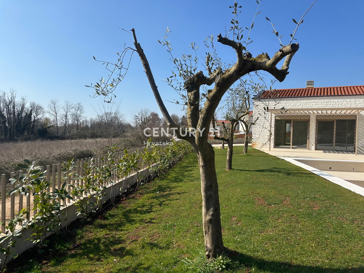 BADERNA, IN VENDITA SPLENDIDA NUOVA CASA AL PIANO TERRA CON PISCINA E VISTA SULLA NATURA
