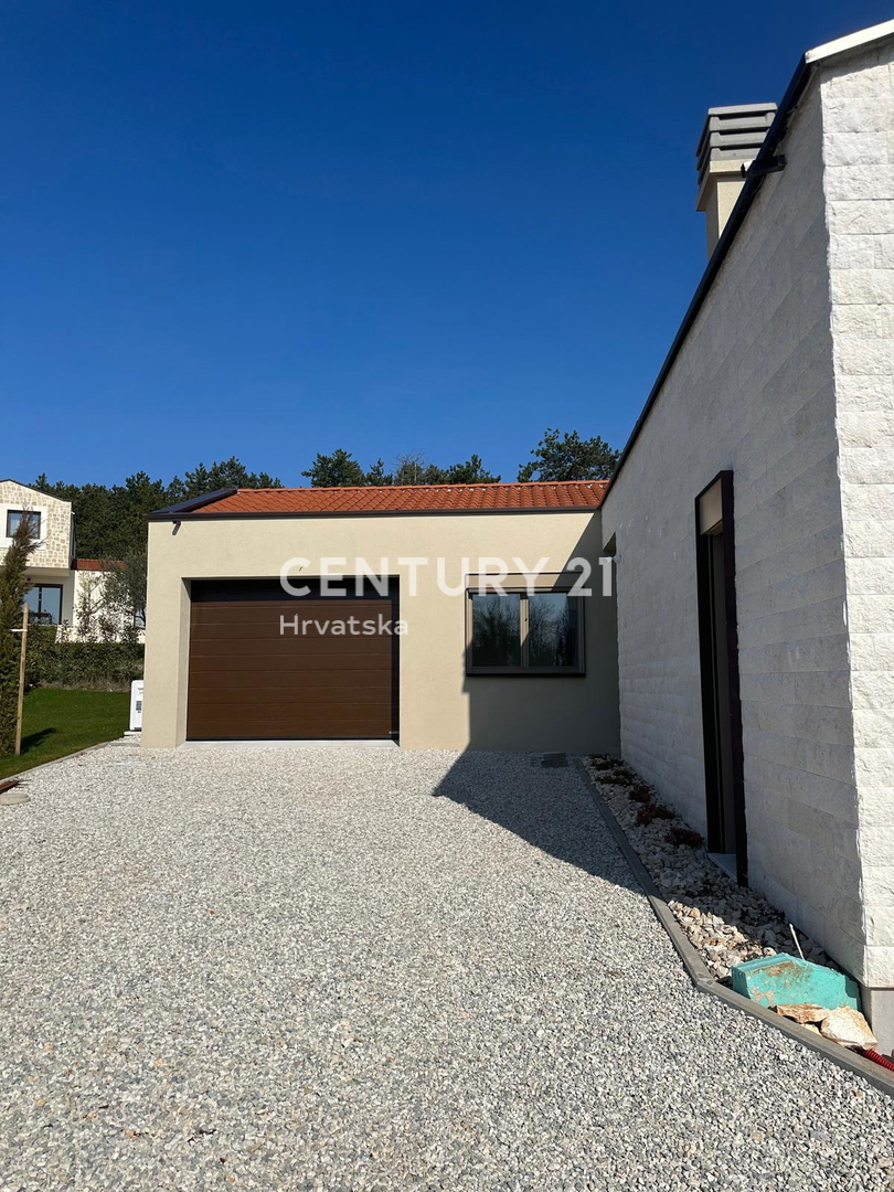 BADERNA, IN VENDITA SPLENDIDA NUOVA CASA AL PIANO TERRA CON PISCINA E VISTA SULLA NATURA