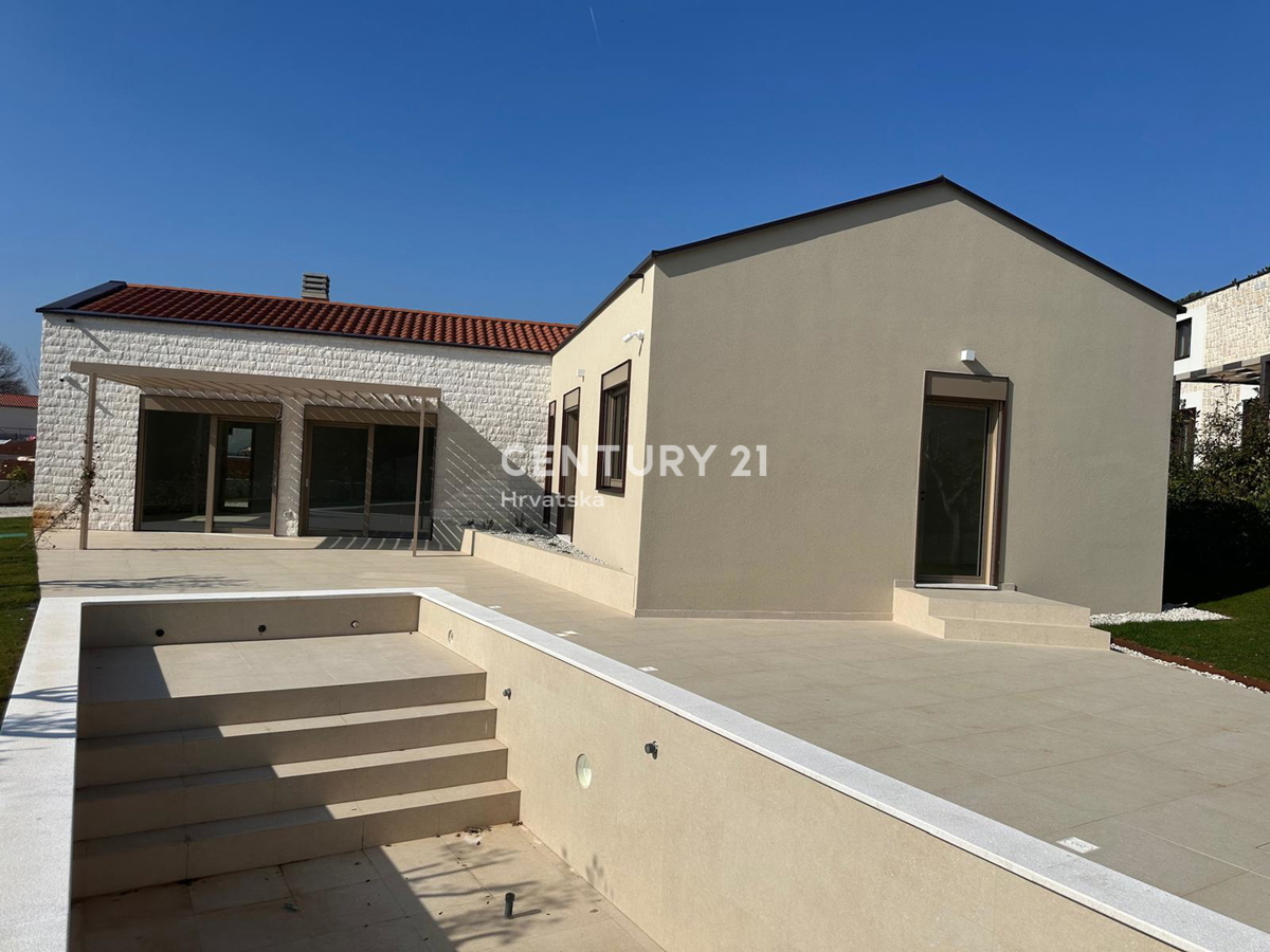 BADERNA, IN VENDITA SPLENDIDA NUOVA CASA AL PIANO TERRA CON PISCINA E VISTA SULLA NATURA