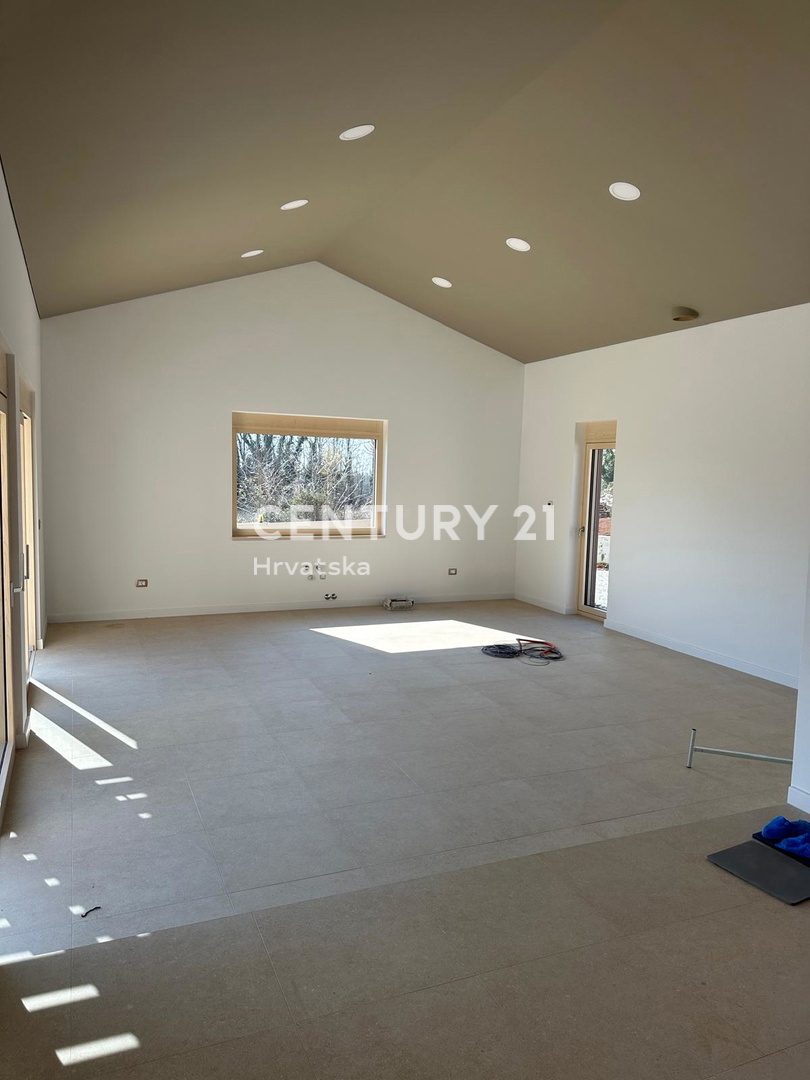 BADERNA, IN VENDITA SPLENDIDA NUOVA CASA AL PIANO TERRA CON PISCINA E VISTA SULLA NATURA