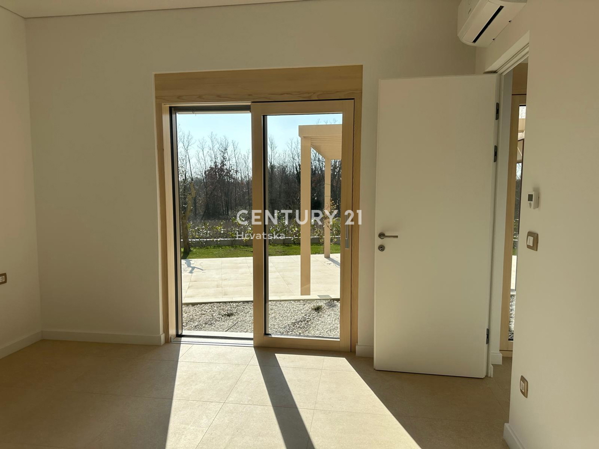 BADERNA, IN VENDITA SPLENDIDA NUOVA CASA AL PIANO TERRA CON PISCINA E VISTA SULLA NATURA